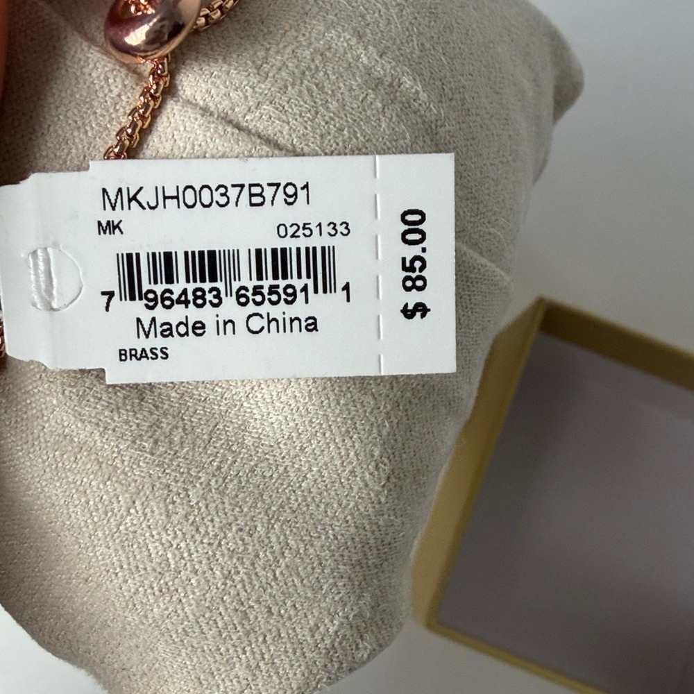 Michael Kors Elegant Gold Bracelet with Logo Charm rose gold color - Picture 6 of 11